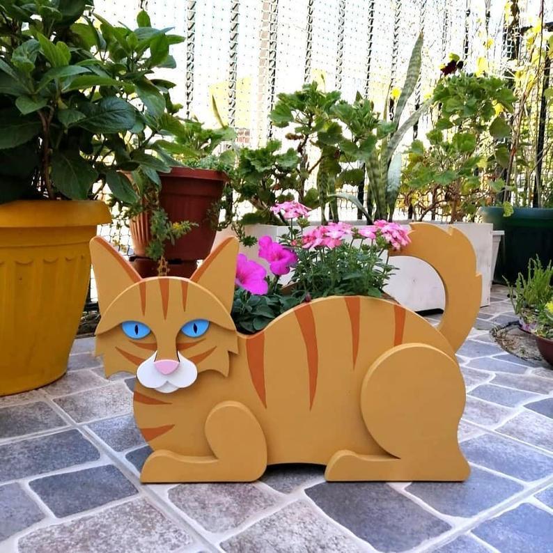 Caja de flores para gatos con decoración de jardín