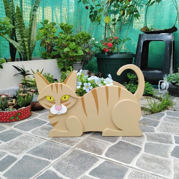 Caja de flores para gatos con decoración de jardín