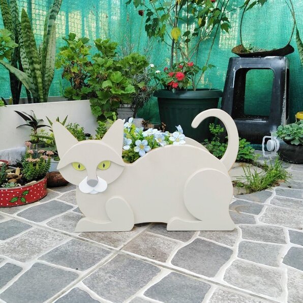 Caja de flores para gatos con decoración de jardín