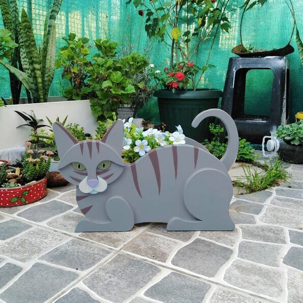 Caja de flores para gatos con decoración de jardín